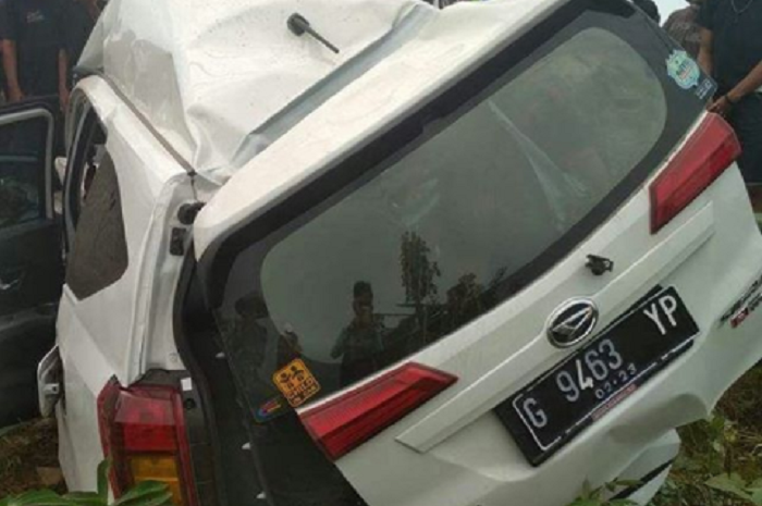 Daihatsu Sigra Ringsek Ditabrak Kereta