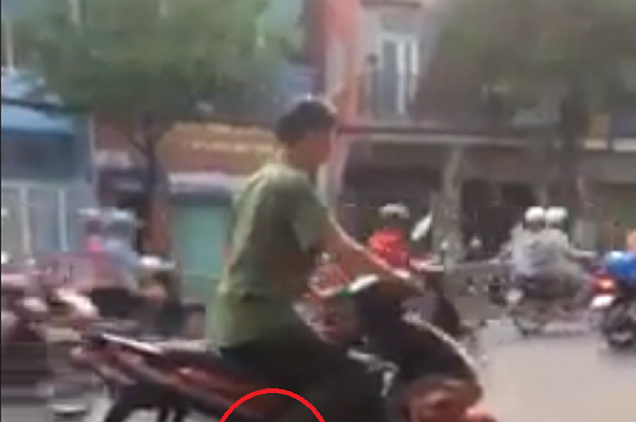 Pengendara motor ini menganggap pijakan kaki sebagai kick starter