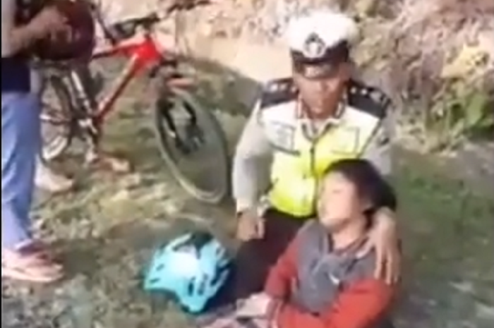 Gadis ini pingsan takut ditilang