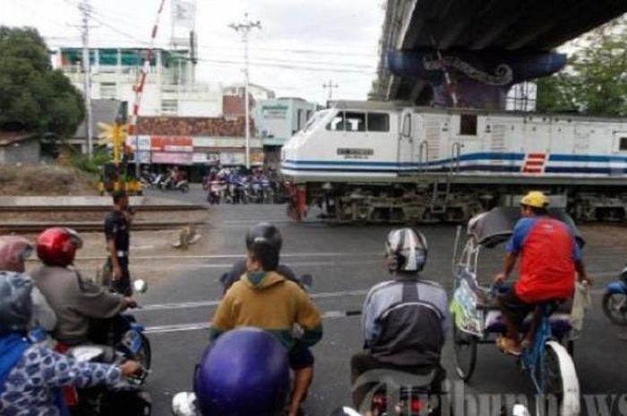 Perlintasan kereta api di Lempuyangan, Yogyakarta sebelum ditutup