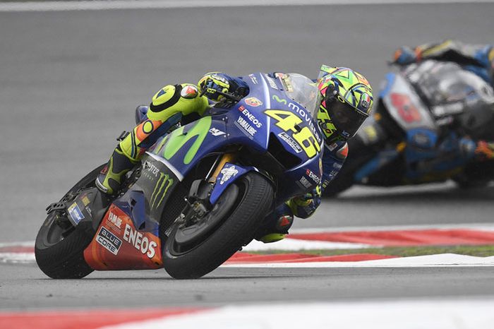 Valentino Rossi kelimpungan menghadapi MotoGP Malaysia yang diguyur hujan, sampai memerlukan separuh