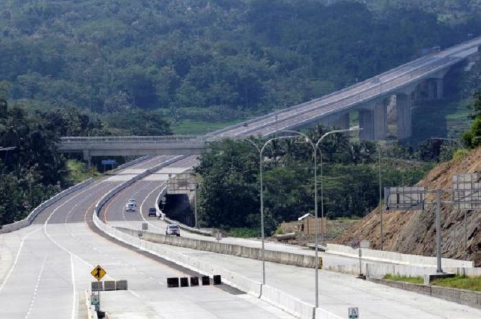 Salah satu seksi jalan tol Semarang-Solo