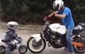 Keren! Video Ayah dan Anak Ini Lakukan Burnout Bersama