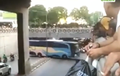 Ngawur! Bus Pariwisata Lewat Underpass Padahal Bisa Nyangkut, Akhirnya Melintang di Jalan