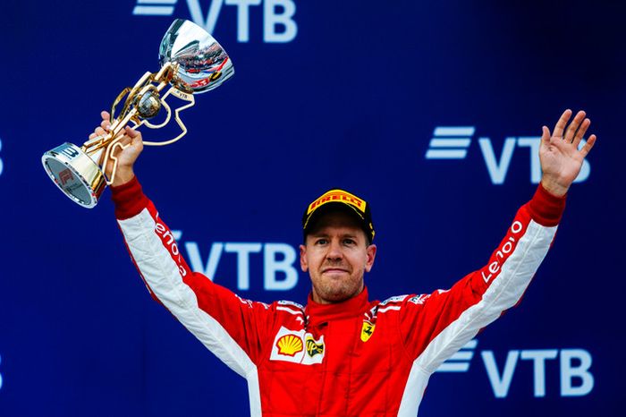 Hanya bisa finish ketiga di F1 Rusia, Sebastian Vettel semakin tertinggal dari Lewis Hamilton di klasemen sementara