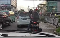 Biker Gokil, Usir Jenuh, Dia Goyang Saat Lampu Merah