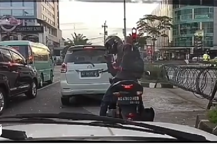 Aksi bikers goyang saat berhenti di lampu merah