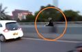 Nekat Banget, Pengendara Motor Naik Jalan Layang Lawan Arus