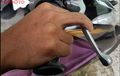 Benarkah Menekan Tuas Rem Depan Paling Aman Pakai 1 Jari? Ini Faktanya