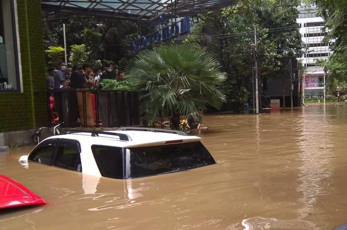 Mobil terendam banjir