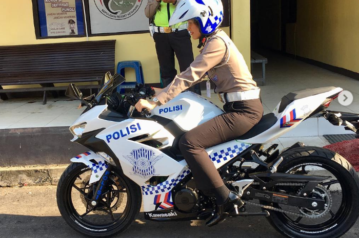 Penampakan samping motor New Kawasaki Ninja 250 2018 