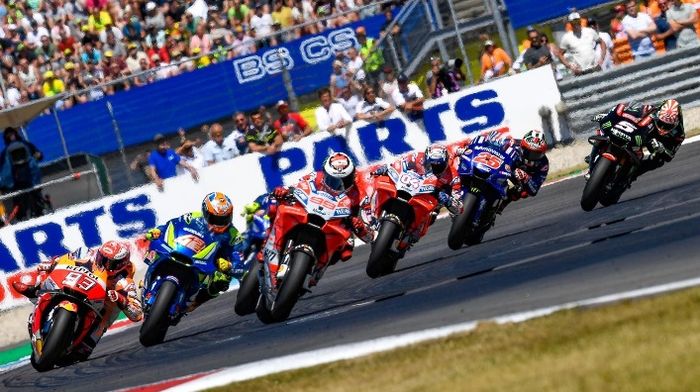 Jorge Lorenzo bikin kejutan seperti roket melesat dari posisi start 10 merangsek ke barisan depan