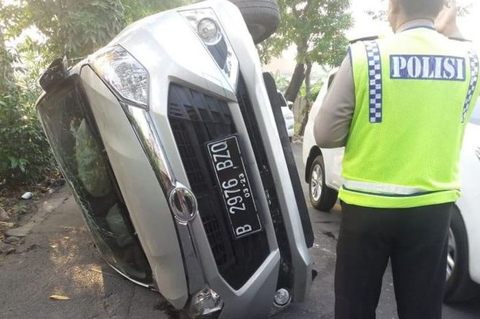 Mobil terguling di Surabaya karena sandal jepit