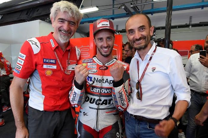 Claudio CEO Ducati Motor Holding Domenicalli (kanan) pasang target ambisius di MotoGP musim 2019