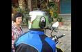 Kocak, Pria Ini Pakai 'Magic Helmet', Emak Di Rumah Bisa Ngamuk