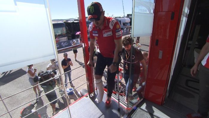 Jorge Lorenzo cedera jempol kaki kanan dan harus dibantu kruk di MotoGP Aragon