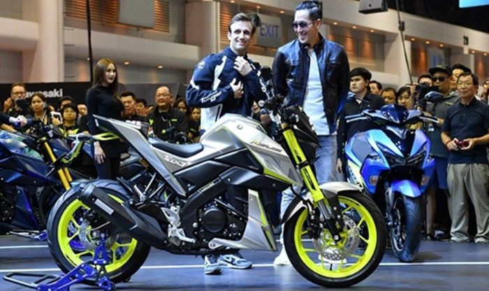 Versi Limited Edition dibalut warna silver dengan pelek dan updise down hijau stabilo