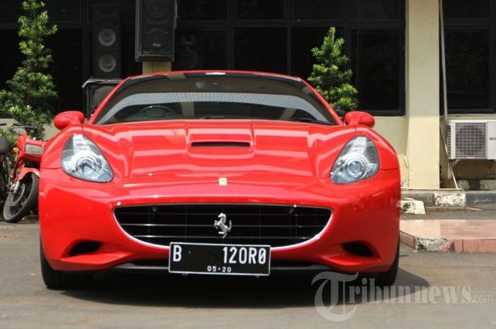 Ferrari California milik Roro Fitria