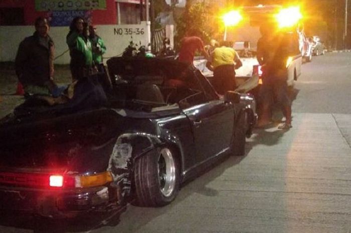Sebuah Porsche 911 kecelakaan di depan Kantor Kelurahan Pulo, Jakarta Selatan
