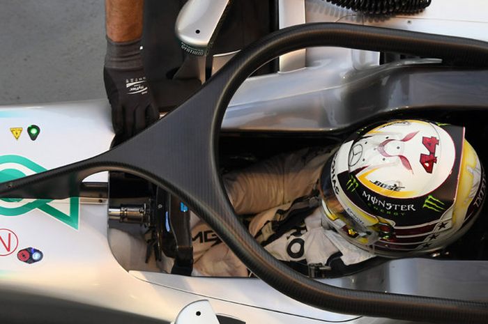 Halo sebagai pelindung kepala pembalap di atas kokpit mobil F1 banyak menuai kritik