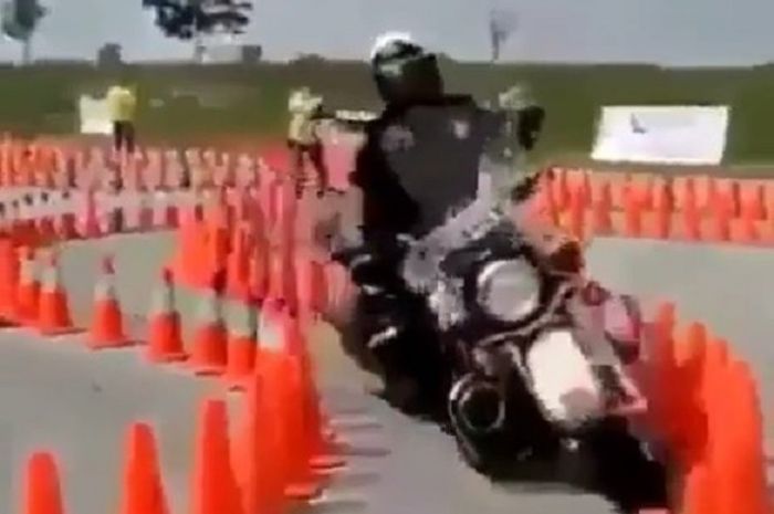 Polisi bawa Harley-Davidson susuri cone sempit