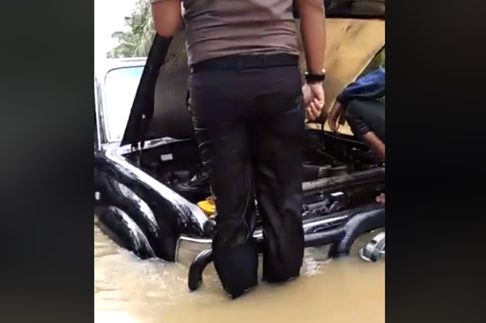 Toyota Land Cruiser VX terendam banjir