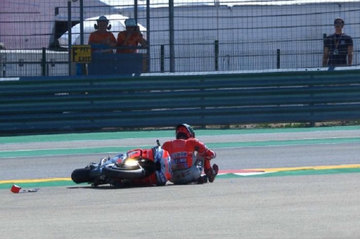 Kaki Jorge Lorenzo cedera parah usai terpental saat crash di MotoGP Aragon.