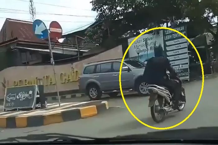 Sesosok Batman terciduk melintas di jalan raya di Balikpapan.