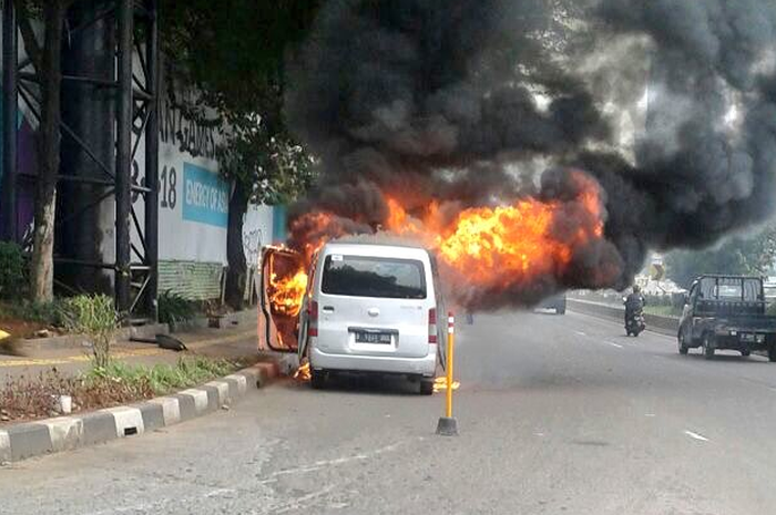 Mobil yang terbakar di Senayan, Jakarta Pusat , Rabu (2/5/2018)