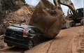 Video: Bikin Deg-degan! Bongkahan Batu Besar Bergelinding Menimpa Honda CR-V
