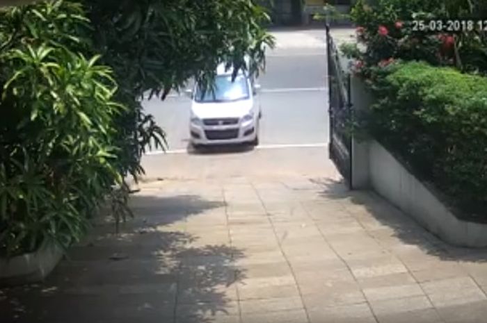 Mobil nyelonong ke jalan raya karena parkir tanpa hand brake