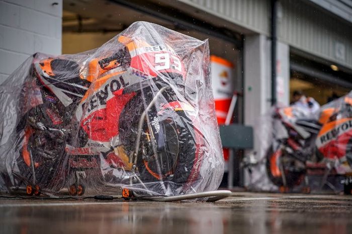 Ilustrasi MotoGP Inggris 2018. Kondisi paddock Marc Marquez sampai motor dipasang mantel plastik