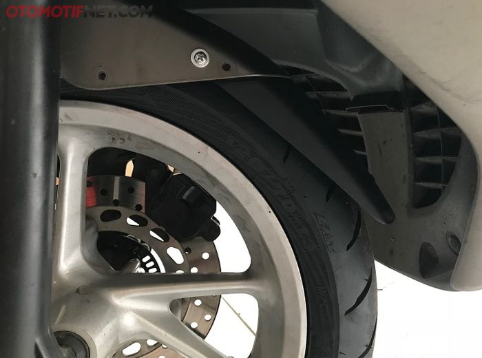 DIY Pasang Mudflap Sepatbor Depan Yamaha NMAX (Gbr.5)
