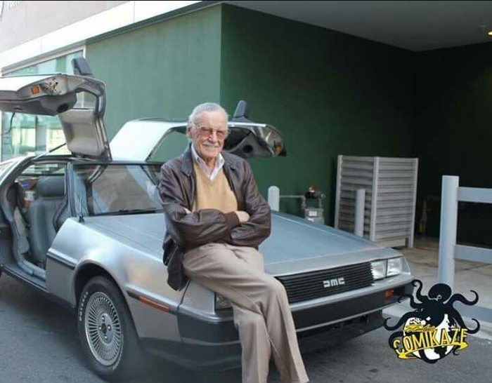 Stan Lee bersama DeLorean DMC-12, mobil dalam film Back to Future