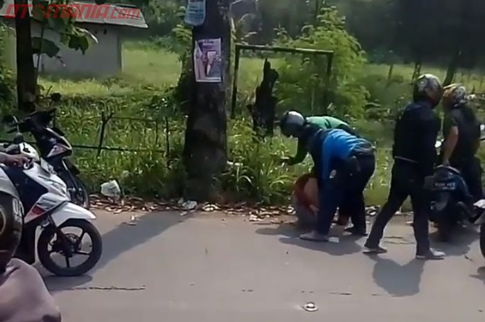 Penangkapan terduga pelaku begal oleh beberapa polisi di Tangeran