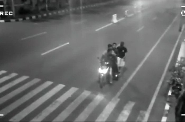 Ilustrasi lampu lalu lintas dengan CCTV dan pengeras suara