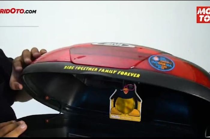 Membuat bagasi motor harum selama 30 hari