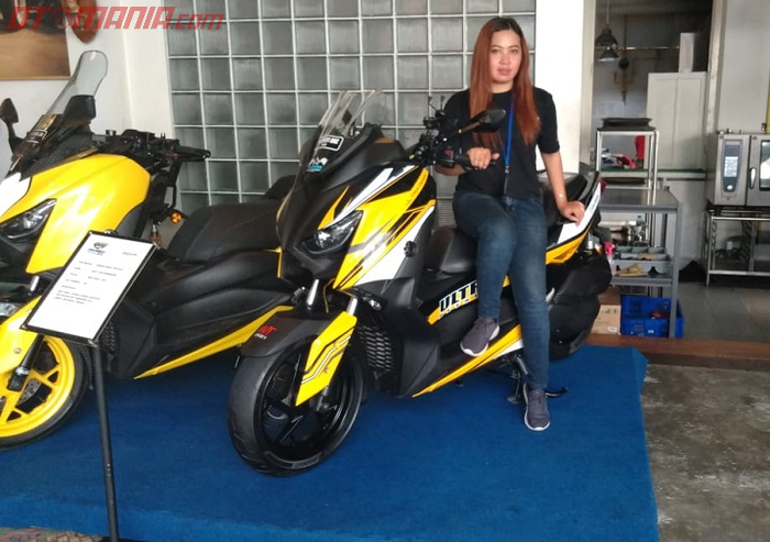 Desy bersama Yamaha XMAX dalam ajang Customaxi Yamaha 2018