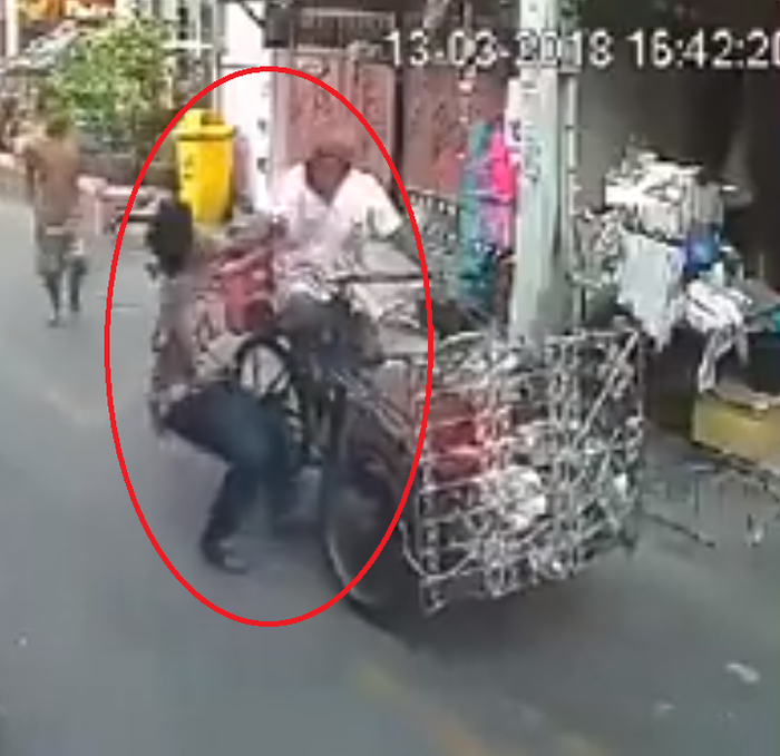 Seorang pemuda memukul kakek-kakek