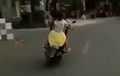 Video: Anak Kecil Naik Motor Bertiga Tanpa Helm. Bahaya!