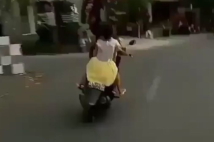 Aksi bahaya anak kecil mengendarai sepeda motor 