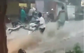 Detik-detik Motor Diterjang Banjir Deras, Pengendara Berjuang Tak Ingin Hanyut