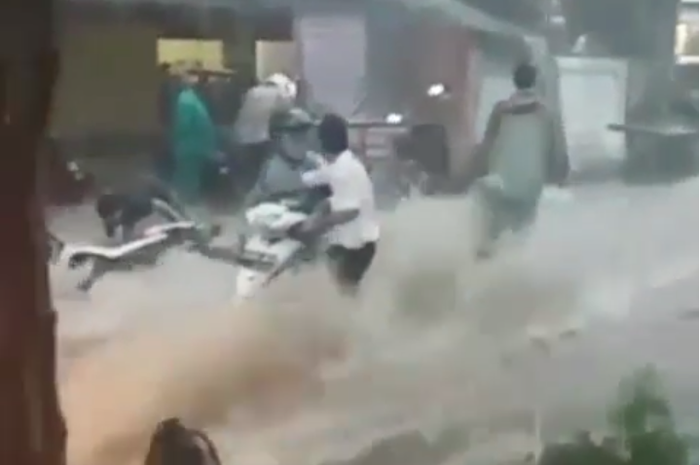 Yamaha Mio J terjebak di tengah terjangan banjir Semarang