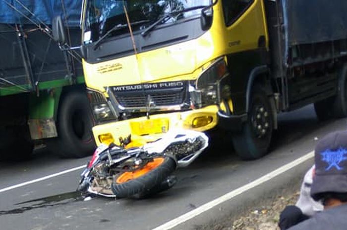 Kecelakaan Honda CBR150R tabrak truk di Darangdan Purwakarta, Jawa Barat. Roda depan hilang