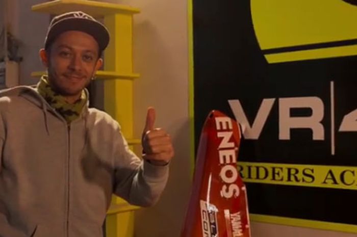 Valentino Rossi dan sponsor perusahaan minyak dan gas Jepang, Eneos nggak hanya sokong tim Movistas Yamaha MotoGP, melainkan juga kiprah The Doctor di Monza Rally Show 2017