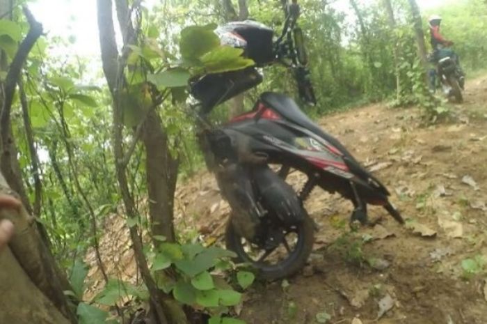 Vario 125 modifikasi adventure diajak melibas rute off-road dan juga diajak terbang