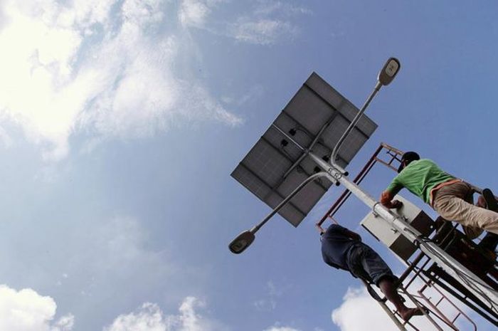 Ilustrasi perbaikan lampu penerangan jalan umum