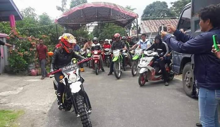 Bupati Kepulauan Talaud Sri Wahyumi Manalip menjadi perbincangan netizen ketika mengendarai naik motor trail ini