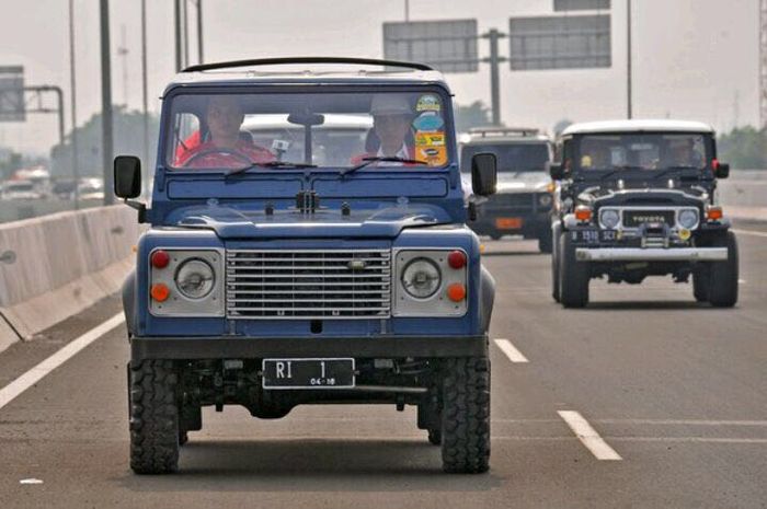 Presiden Joko Widodo menumpang pikap Land Rover Defender saat memantau jalan tol