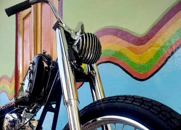 Chopper elegan padukan warna hitam dengan aksen krom